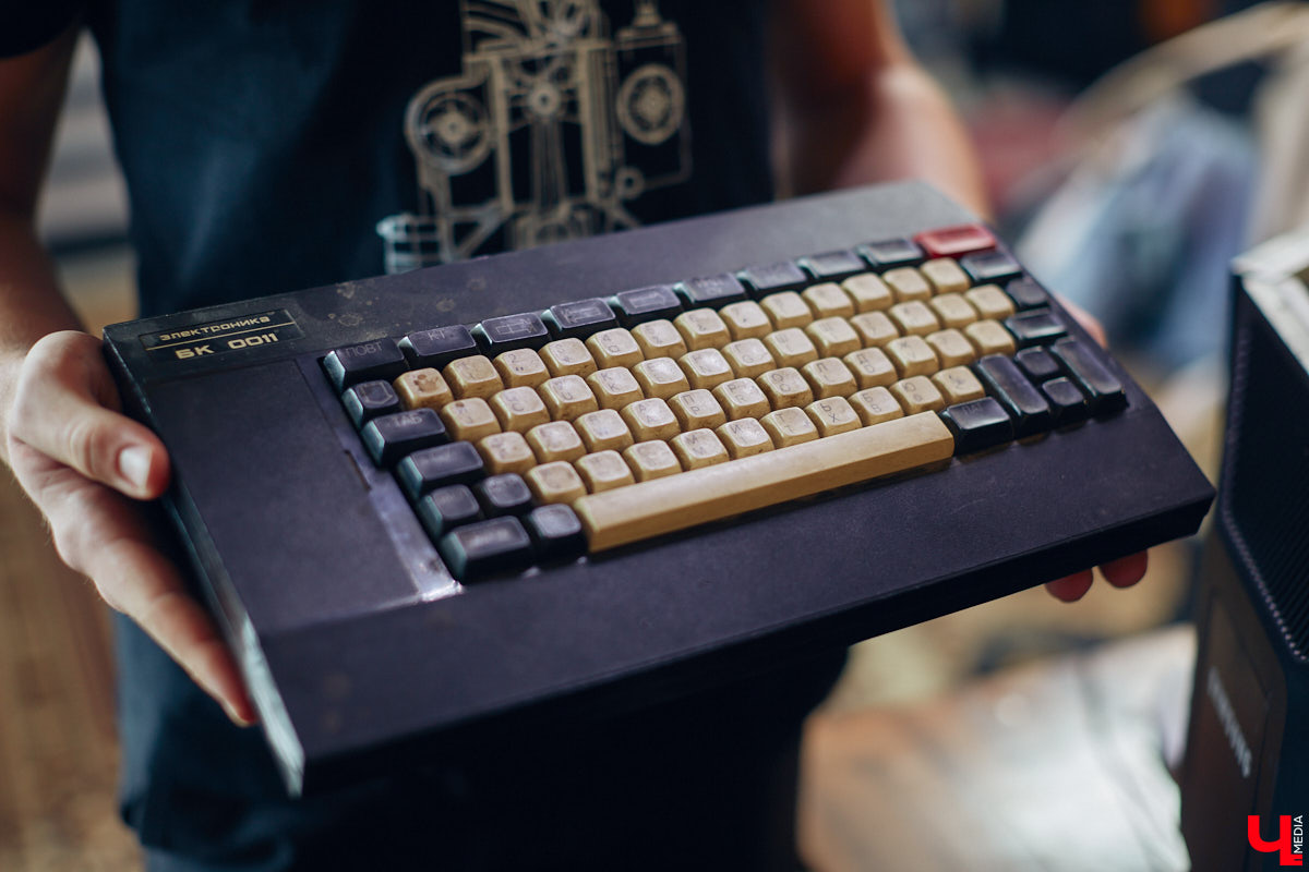 Наукой можно заниматься где угодно. Владимирец Вячеслав Мальцев и его друзья познают окружающий мир в обычной квартире. Там они ставят эксперименты, проводят опыты и разрабатывают интересные, а порой важные для будущего человечества вещи. «Ключ-Медиа» заглянул к ребятам в гости и узнал побольше об их перспективных проектах. Например, о создании биоэлектричества, «вечной батарейки» и трехметрового электросамоката.