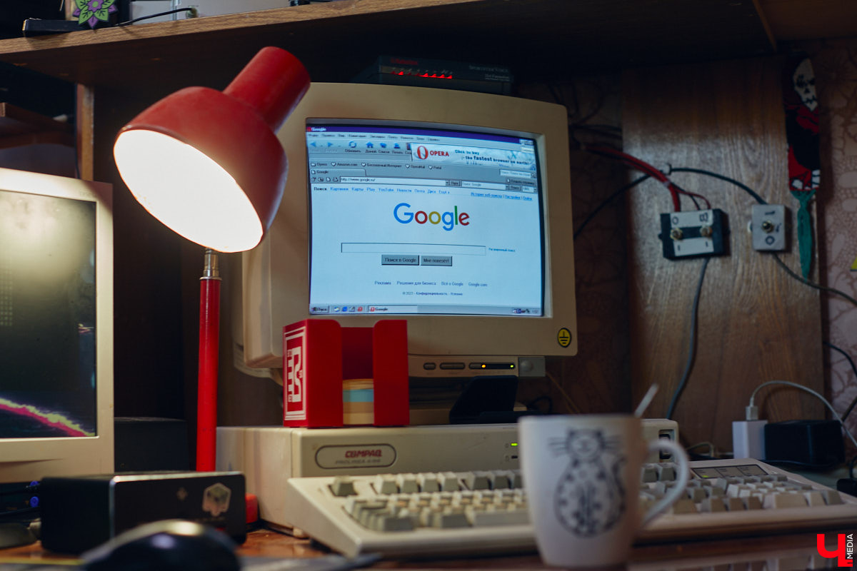 Наукой можно заниматься где угодно. Владимирец Вячеслав Мальцев и его друзья познают окружающий мир в обычной квартире. Там они ставят эксперименты, проводят опыты и разрабатывают интересные, а порой важные для будущего человечества вещи. «Ключ-Медиа» заглянул к ребятам в гости и узнал побольше об их перспективных проектах. Например, о создании биоэлектричества, «вечной батарейки» и трехметрового электросамоката.