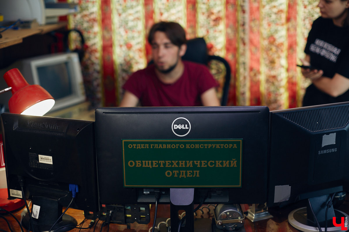 Наукой можно заниматься где угодно. Владимирец Вячеслав Мальцев и его друзья познают окружающий мир в обычной квартире. Там они ставят эксперименты, проводят опыты и разрабатывают интересные, а порой важные для будущего человечества вещи. «Ключ-Медиа» заглянул к ребятам в гости и узнал побольше об их перспективных проектах. Например, о создании биоэлектричества, «вечной батарейки» и трехметрового электросамоката.