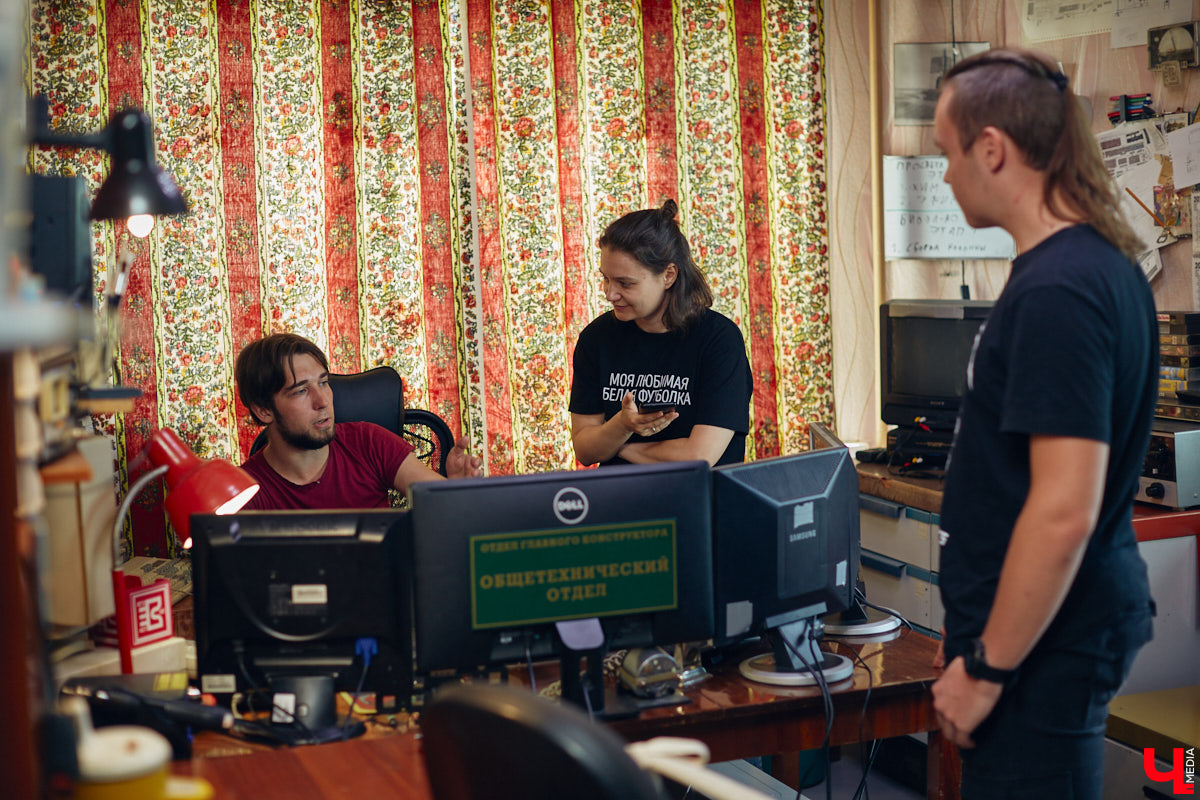 Наукой можно заниматься где угодно. Владимирец Вячеслав Мальцев и его друзья познают окружающий мир в обычной квартире. Там они ставят эксперименты, проводят опыты и разрабатывают интересные, а порой важные для будущего человечества вещи. «Ключ-Медиа» заглянул к ребятам в гости и узнал побольше об их перспективных проектах. Например, о создании биоэлектричества, «вечной батарейки» и трехметрового электросамоката.