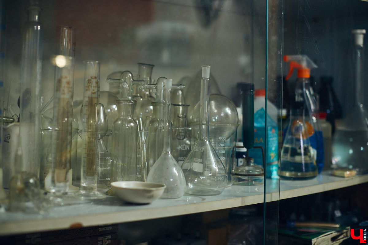 Наукой можно заниматься где угодно. Владимирец Вячеслав Мальцев и его друзья познают окружающий мир в обычной квартире. Там они ставят эксперименты, проводят опыты и разрабатывают интересные, а порой важные для будущего человечества вещи. «Ключ-Медиа» заглянул к ребятам в гости и узнал побольше об их перспективных проектах. Например, о создании биоэлектричества, «вечной батарейки» и трехметрового электросамоката.