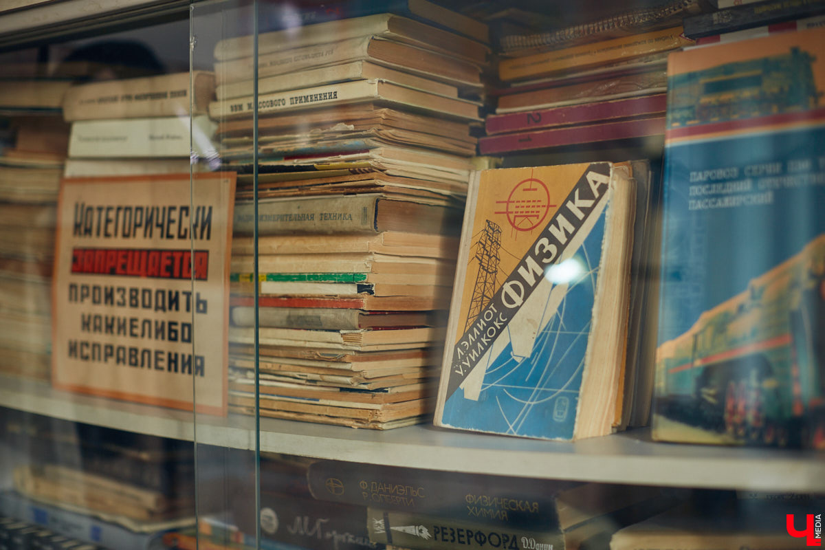 Наукой можно заниматься где угодно. Владимирец Вячеслав Мальцев и его друзья познают окружающий мир в обычной квартире. Там они ставят эксперименты, проводят опыты и разрабатывают интересные, а порой важные для будущего человечества вещи. «Ключ-Медиа» заглянул к ребятам в гости и узнал побольше об их перспективных проектах. Например, о создании биоэлектричества, «вечной батарейки» и трехметрового электросамоката.