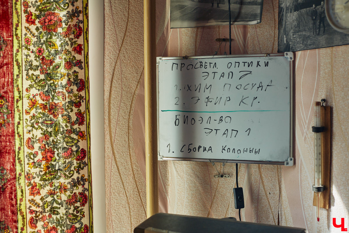 Наукой можно заниматься где угодно. Владимирец Вячеслав Мальцев и его друзья познают окружающий мир в обычной квартире. Там они ставят эксперименты, проводят опыты и разрабатывают интересные, а порой важные для будущего человечества вещи. «Ключ-Медиа» заглянул к ребятам в гости и узнал побольше об их перспективных проектах. Например, о создании биоэлектричества, «вечной батарейки» и трехметрового электросамоката.