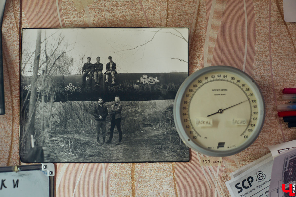 Наукой можно заниматься где угодно. Владимирец Вячеслав Мальцев и его друзья познают окружающий мир в обычной квартире. Там они ставят эксперименты, проводят опыты и разрабатывают интересные, а порой важные для будущего человечества вещи. «Ключ-Медиа» заглянул к ребятам в гости и узнал побольше об их перспективных проектах. Например, о создании биоэлектричества, «вечной батарейки» и трехметрового электросамоката.