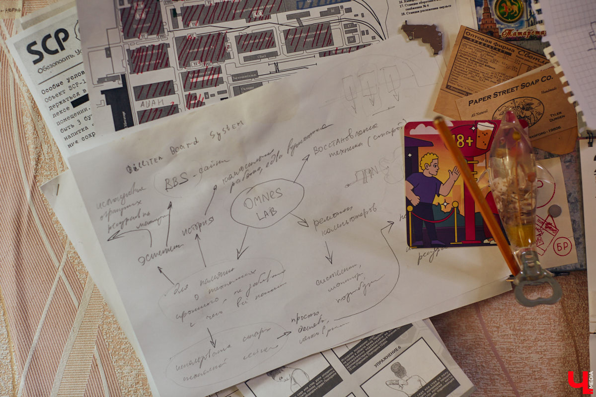 Наукой можно заниматься где угодно. Владимирец Вячеслав Мальцев и его друзья познают окружающий мир в обычной квартире. Там они ставят эксперименты, проводят опыты и разрабатывают интересные, а порой важные для будущего человечества вещи. «Ключ-Медиа» заглянул к ребятам в гости и узнал побольше об их перспективных проектах. Например, о создании биоэлектричества, «вечной батарейки» и трехметрового электросамоката.