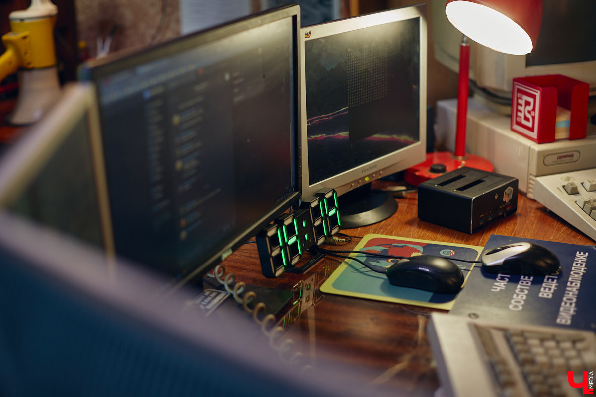 Наукой можно заниматься где угодно. Владимирец Вячеслав Мальцев и его друзья познают окружающий мир в обычной квартире. Там они ставят эксперименты, проводят опыты и разрабатывают интересные, а порой важные для будущего человечества вещи. «Ключ-Медиа» заглянул к ребятам в гости и узнал побольше об их перспективных проектах. Например, о создании биоэлектричества, «вечной батарейки» и трехметрового электросамоката.