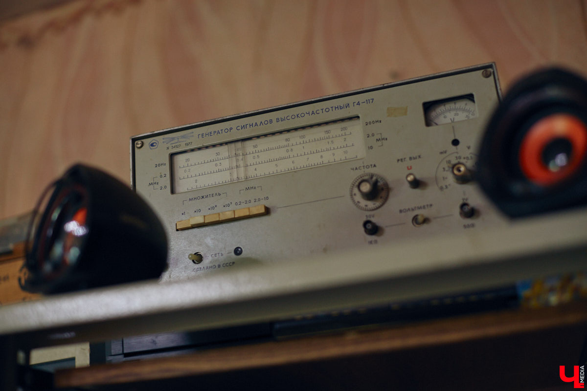 Наукой можно заниматься где угодно. Владимирец Вячеслав Мальцев и его друзья познают окружающий мир в обычной квартире. Там они ставят эксперименты, проводят опыты и разрабатывают интересные, а порой важные для будущего человечества вещи. «Ключ-Медиа» заглянул к ребятам в гости и узнал побольше об их перспективных проектах. Например, о создании биоэлектричества, «вечной батарейки» и трехметрового электросамоката.