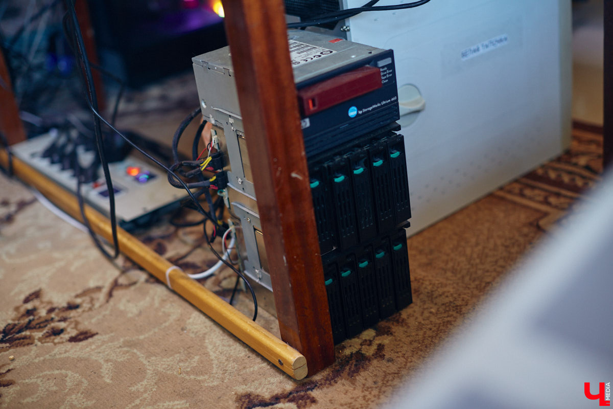 Наукой можно заниматься где угодно. Владимирец Вячеслав Мальцев и его друзья познают окружающий мир в обычной квартире. Там они ставят эксперименты, проводят опыты и разрабатывают интересные, а порой важные для будущего человечества вещи. «Ключ-Медиа» заглянул к ребятам в гости и узнал побольше об их перспективных проектах. Например, о создании биоэлектричества, «вечной батарейки» и трехметрового электросамоката.