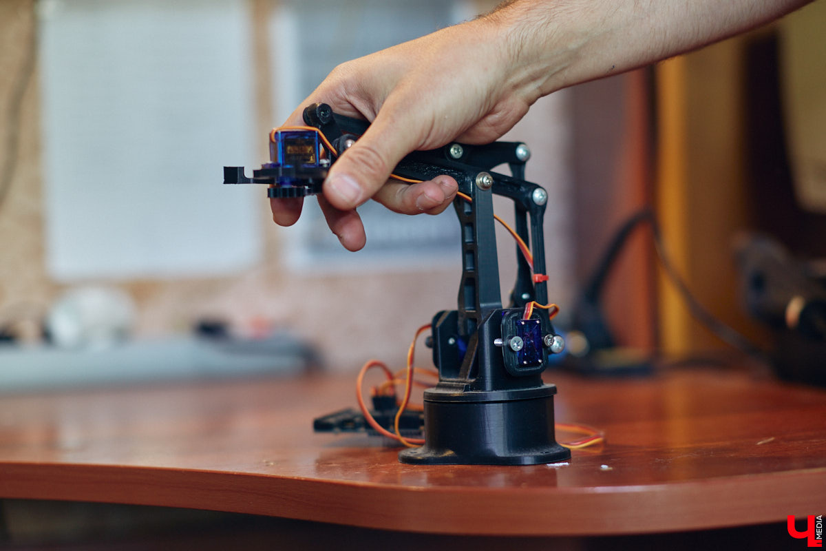 Наукой можно заниматься где угодно. Владимирец Вячеслав Мальцев и его друзья познают окружающий мир в обычной квартире. Там они ставят эксперименты, проводят опыты и разрабатывают интересные, а порой важные для будущего человечества вещи. «Ключ-Медиа» заглянул к ребятам в гости и узнал побольше об их перспективных проектах. Например, о создании биоэлектричества, «вечной батарейки» и трехметрового электросамоката.