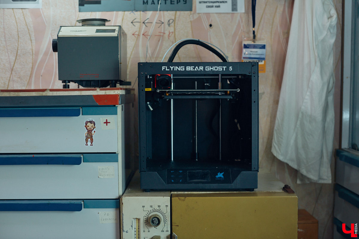 Наукой можно заниматься где угодно. Владимирец Вячеслав Мальцев и его друзья познают окружающий мир в обычной квартире. Там они ставят эксперименты, проводят опыты и разрабатывают интересные, а порой важные для будущего человечества вещи. «Ключ-Медиа» заглянул к ребятам в гости и узнал побольше об их перспективных проектах. Например, о создании биоэлектричества, «вечной батарейки» и трехметрового электросамоката.