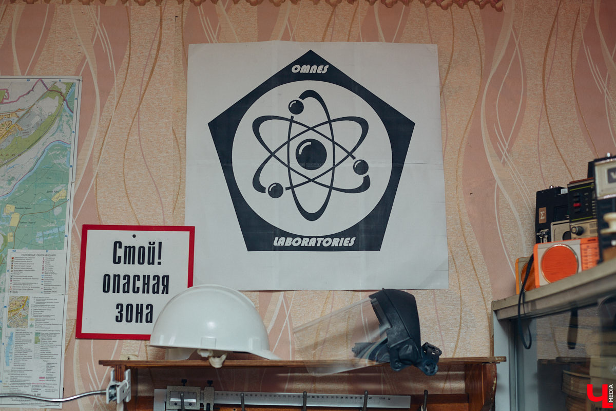 Наукой можно заниматься где угодно. Владимирец Вячеслав Мальцев и его друзья познают окружающий мир в обычной квартире. Там они ставят эксперименты, проводят опыты и разрабатывают интересные, а порой важные для будущего человечества вещи. «Ключ-Медиа» заглянул к ребятам в гости и узнал побольше об их перспективных проектах. Например, о создании биоэлектричества, «вечной батарейки» и трехметрового электросамоката.