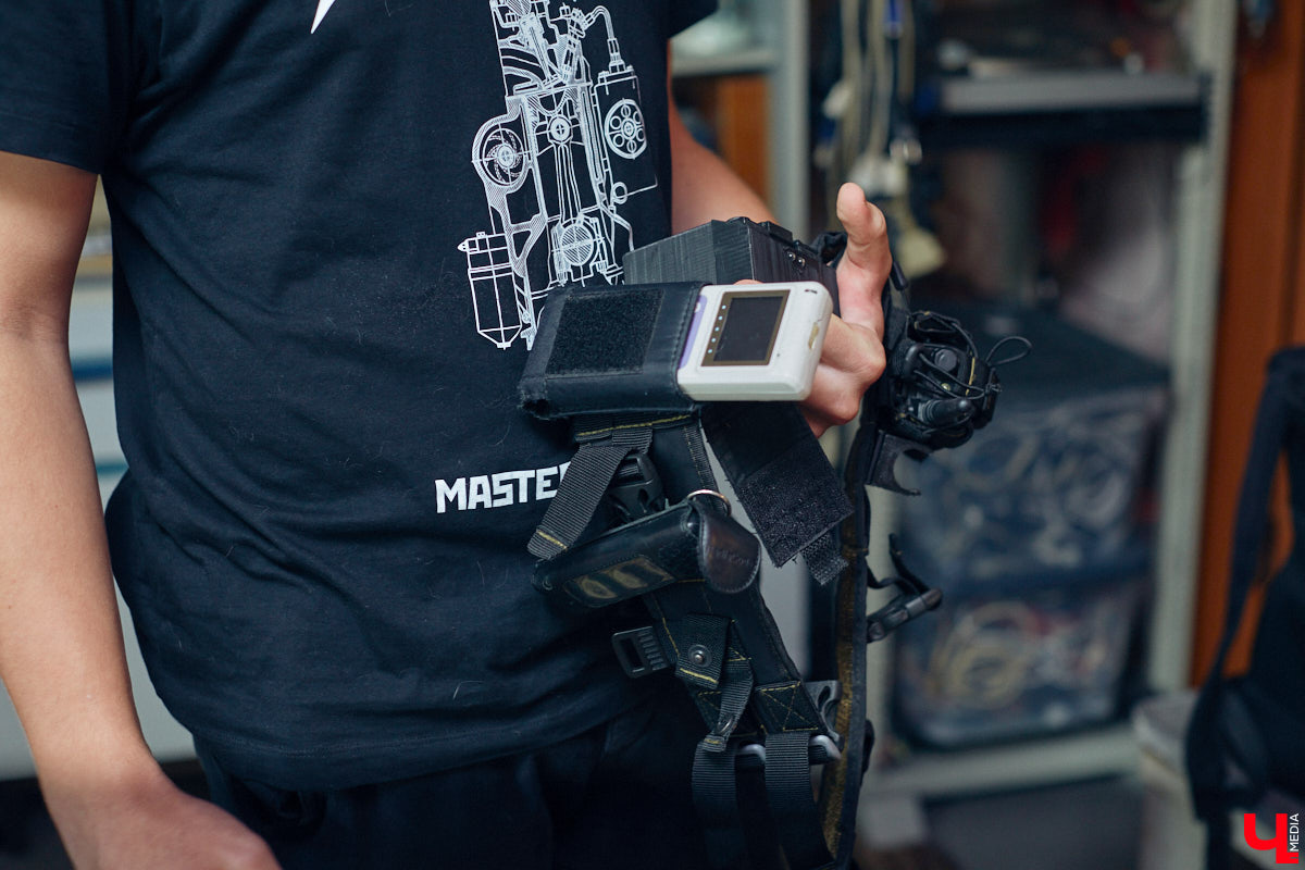 Наукой можно заниматься где угодно. Владимирец Вячеслав Мальцев и его друзья познают окружающий мир в обычной квартире. Там они ставят эксперименты, проводят опыты и разрабатывают интересные, а порой важные для будущего человечества вещи. «Ключ-Медиа» заглянул к ребятам в гости и узнал побольше об их перспективных проектах. Например, о создании биоэлектричества, «вечной батарейки» и трехметрового электросамоката.