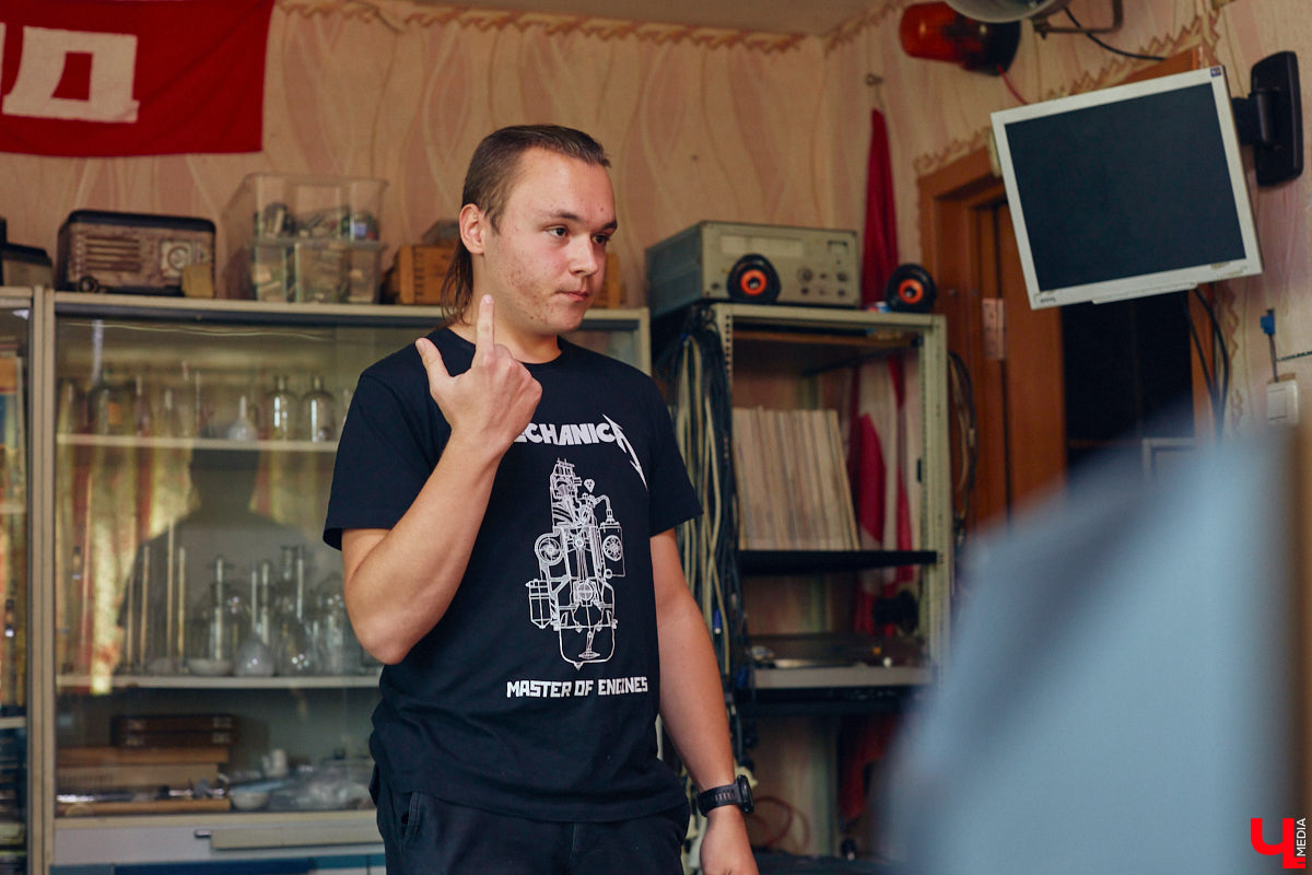 Наукой можно заниматься где угодно. Владимирец Вячеслав Мальцев и его друзья познают окружающий мир в обычной квартире. Там они ставят эксперименты, проводят опыты и разрабатывают интересные, а порой важные для будущего человечества вещи. «Ключ-Медиа» заглянул к ребятам в гости и узнал побольше об их перспективных проектах. Например, о создании биоэлектричества, «вечной батарейки» и трехметрового электросамоката.