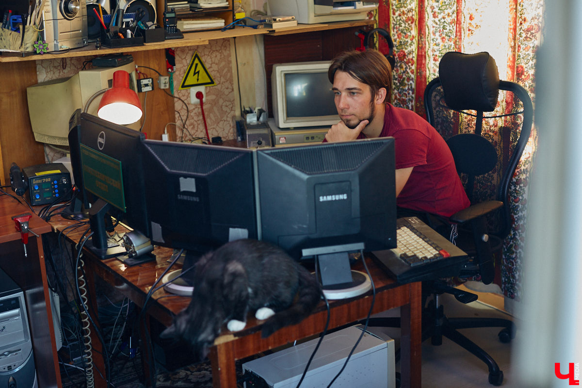 Наукой можно заниматься где угодно. Владимирец Вячеслав Мальцев и его друзья познают окружающий мир в обычной квартире. Там они ставят эксперименты, проводят опыты и разрабатывают интересные, а порой важные для будущего человечества вещи. «Ключ-Медиа» заглянул к ребятам в гости и узнал побольше об их перспективных проектах. Например, о создании биоэлектричества, «вечной батарейки» и трехметрового электросамоката.