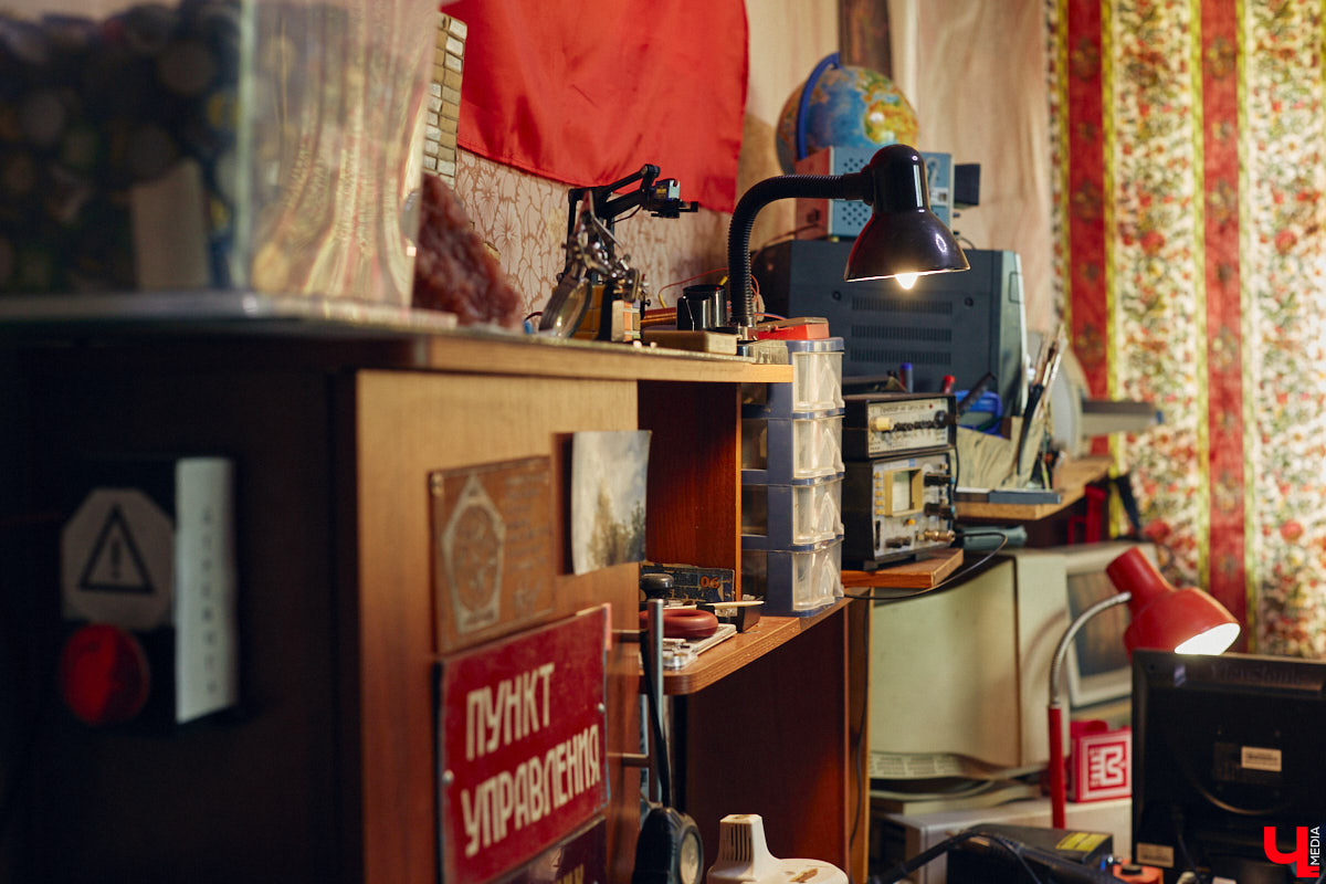 Наукой можно заниматься где угодно. Владимирец Вячеслав Мальцев и его друзья познают окружающий мир в обычной квартире. Там они ставят эксперименты, проводят опыты и разрабатывают интересные, а порой важные для будущего человечества вещи. «Ключ-Медиа» заглянул к ребятам в гости и узнал побольше об их перспективных проектах. Например, о создании биоэлектричества, «вечной батарейки» и трехметрового электросамоката.