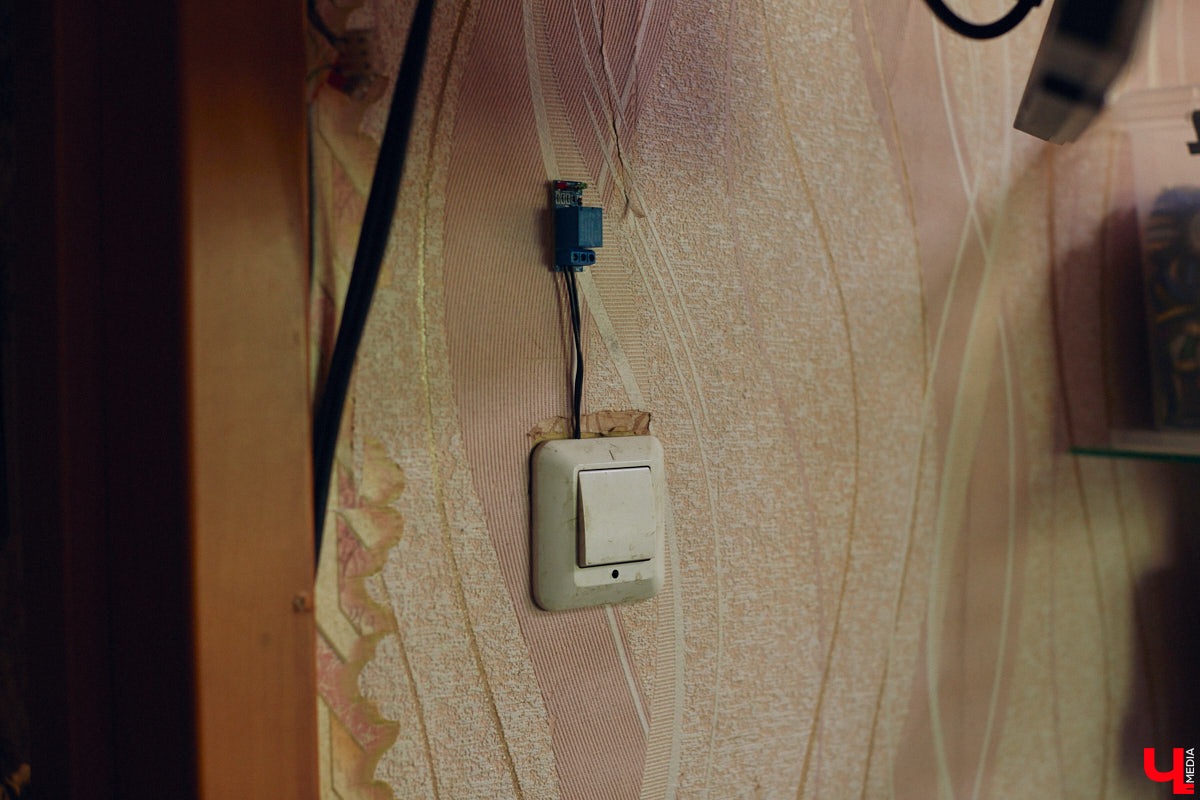 Наукой можно заниматься где угодно. Владимирец Вячеслав Мальцев и его друзья познают окружающий мир в обычной квартире. Там они ставят эксперименты, проводят опыты и разрабатывают интересные, а порой важные для будущего человечества вещи. «Ключ-Медиа» заглянул к ребятам в гости и узнал побольше об их перспективных проектах. Например, о создании биоэлектричества, «вечной батарейки» и трехметрового электросамоката.