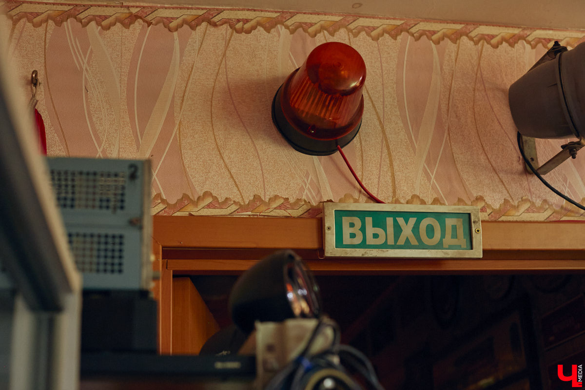 Наукой можно заниматься где угодно. Владимирец Вячеслав Мальцев и его друзья познают окружающий мир в обычной квартире. Там они ставят эксперименты, проводят опыты и разрабатывают интересные, а порой важные для будущего человечества вещи. «Ключ-Медиа» заглянул к ребятам в гости и узнал побольше об их перспективных проектах. Например, о создании биоэлектричества, «вечной батарейки» и трехметрового электросамоката.