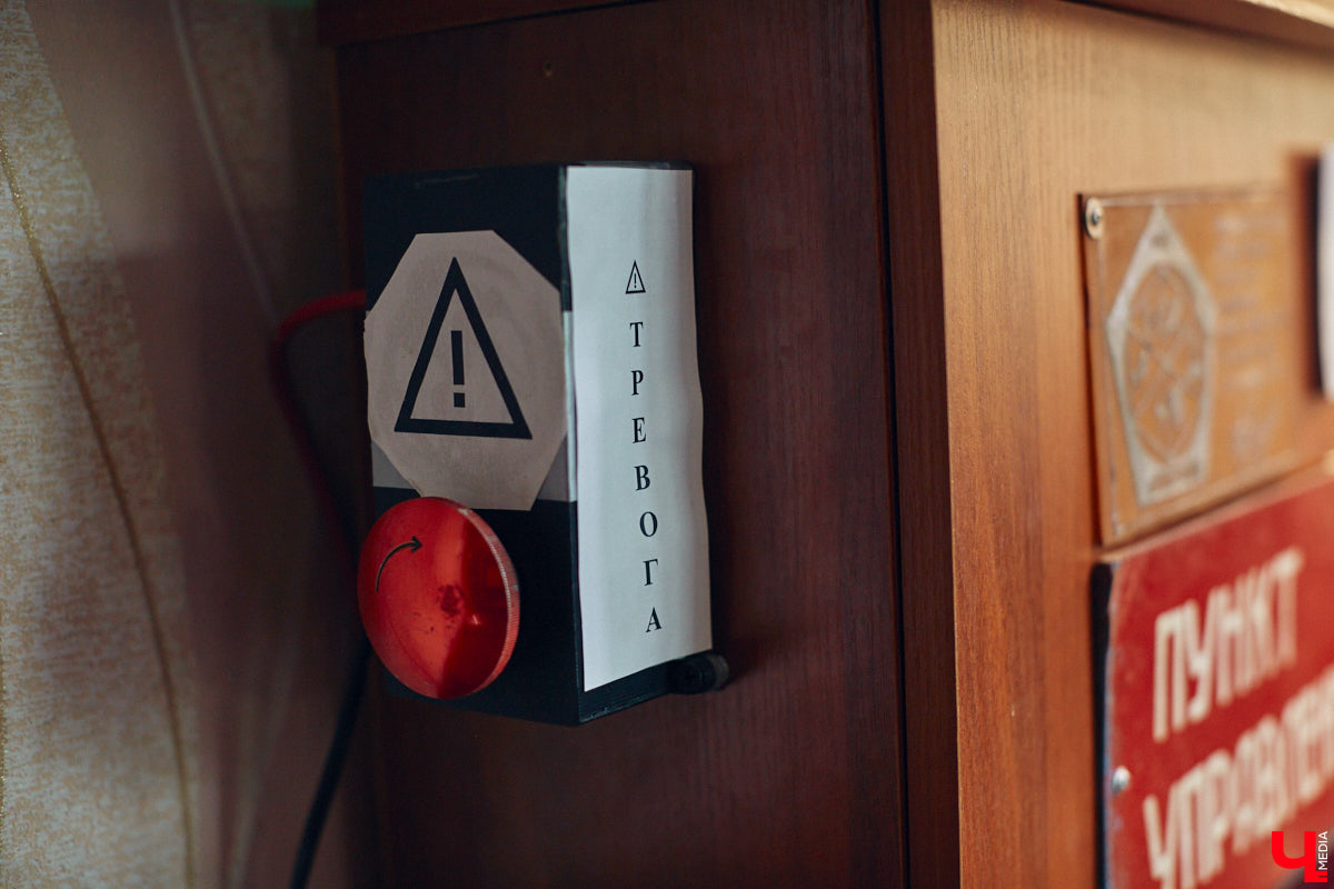 Наукой можно заниматься где угодно. Владимирец Вячеслав Мальцев и его друзья познают окружающий мир в обычной квартире. Там они ставят эксперименты, проводят опыты и разрабатывают интересные, а порой важные для будущего человечества вещи. «Ключ-Медиа» заглянул к ребятам в гости и узнал побольше об их перспективных проектах. Например, о создании биоэлектричества, «вечной батарейки» и трехметрового электросамоката.