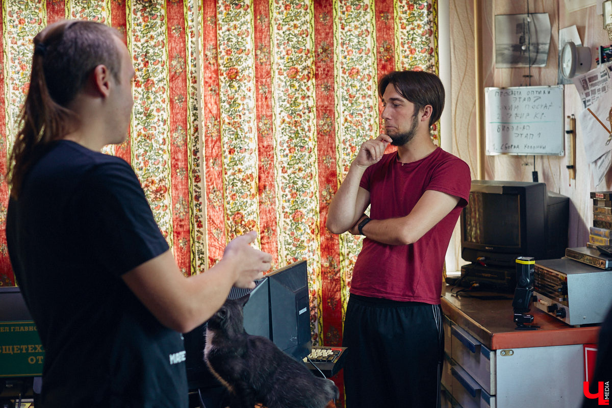 Наукой можно заниматься где угодно. Владимирец Вячеслав Мальцев и его друзья познают окружающий мир в обычной квартире. Там они ставят эксперименты, проводят опыты и разрабатывают интересные, а порой важные для будущего человечества вещи. «Ключ-Медиа» заглянул к ребятам в гости и узнал побольше об их перспективных проектах. Например, о создании биоэлектричества, «вечной батарейки» и трехметрового электросамоката.