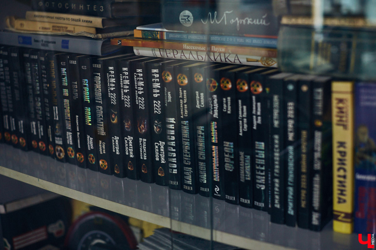 Наукой можно заниматься где угодно. Владимирец Вячеслав Мальцев и его друзья познают окружающий мир в обычной квартире. Там они ставят эксперименты, проводят опыты и разрабатывают интересные, а порой важные для будущего человечества вещи. «Ключ-Медиа» заглянул к ребятам в гости и узнал побольше об их перспективных проектах. Например, о создании биоэлектричества, «вечной батарейки» и трехметрового электросамоката.