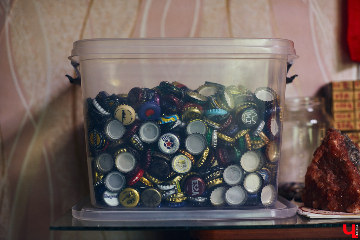 Наукой можно заниматься где угодно. Владимирец Вячеслав Мальцев и его друзья познают окружающий мир в обычной квартире. Там они ставят эксперименты, проводят опыты и разрабатывают интересные, а порой важные для будущего человечества вещи. «Ключ-Медиа» заглянул к ребятам в гости и узнал побольше об их перспективных проектах. Например, о создании биоэлектричества, «вечной батарейки» и трехметрового электросамоката.