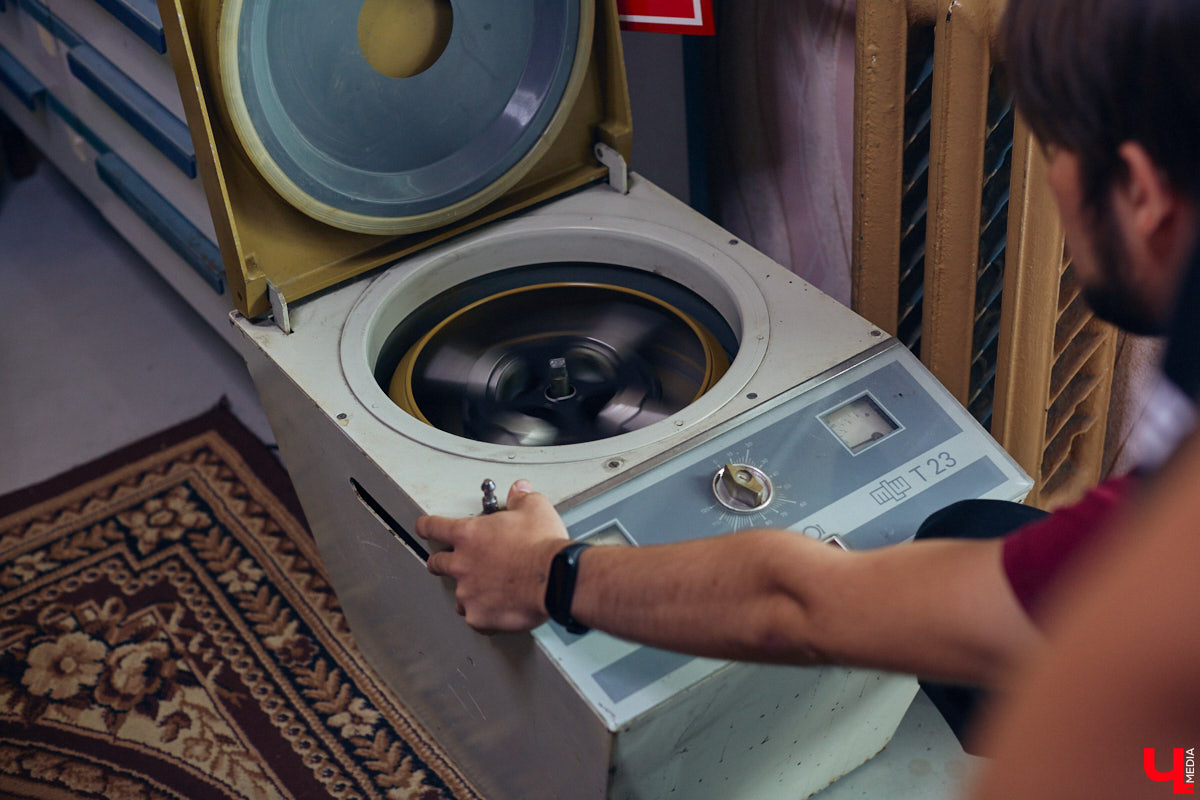 Наукой можно заниматься где угодно. Владимирец Вячеслав Мальцев и его друзья познают окружающий мир в обычной квартире. Там они ставят эксперименты, проводят опыты и разрабатывают интересные, а порой важные для будущего человечества вещи. «Ключ-Медиа» заглянул к ребятам в гости и узнал побольше об их перспективных проектах. Например, о создании биоэлектричества, «вечной батарейки» и трехметрового электросамоката.