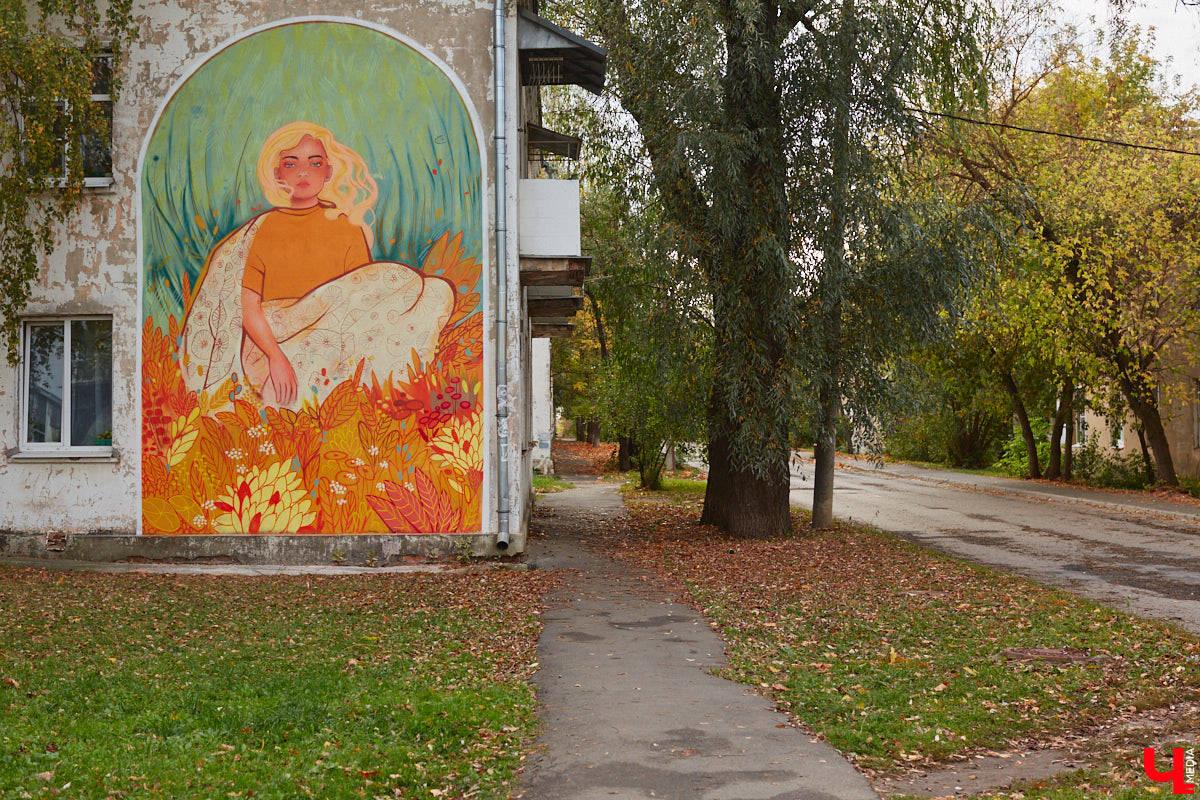 Все лето уличные художники трудились над украшением областного центра, а теперь планируют создавать в городе целые граффити-районы. Первым из таких стала улица Алябьева. Недавно там появился четвертый по счету арт. Регина Яфасова и Федор Карпов поселили на фасаде дома девушку-осень с поэтичным именем Есения.