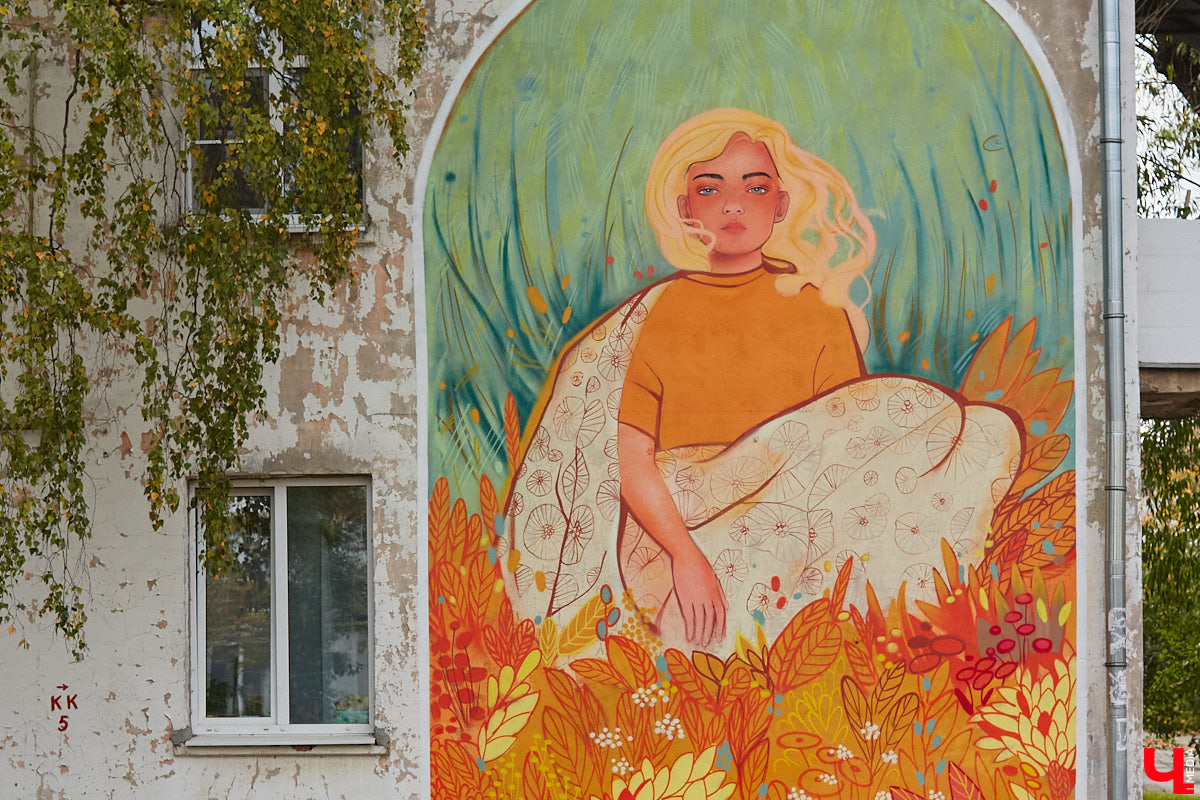 Все лето уличные художники трудились над украшением областного центра, а теперь планируют создавать в городе целые граффити-районы. Первым из таких стала улица Алябьева. Недавно там появился четвертый по счету арт. Регина Яфасова и Федор Карпов поселили на фасаде дома девушку-осень с поэтичным именем Есения.