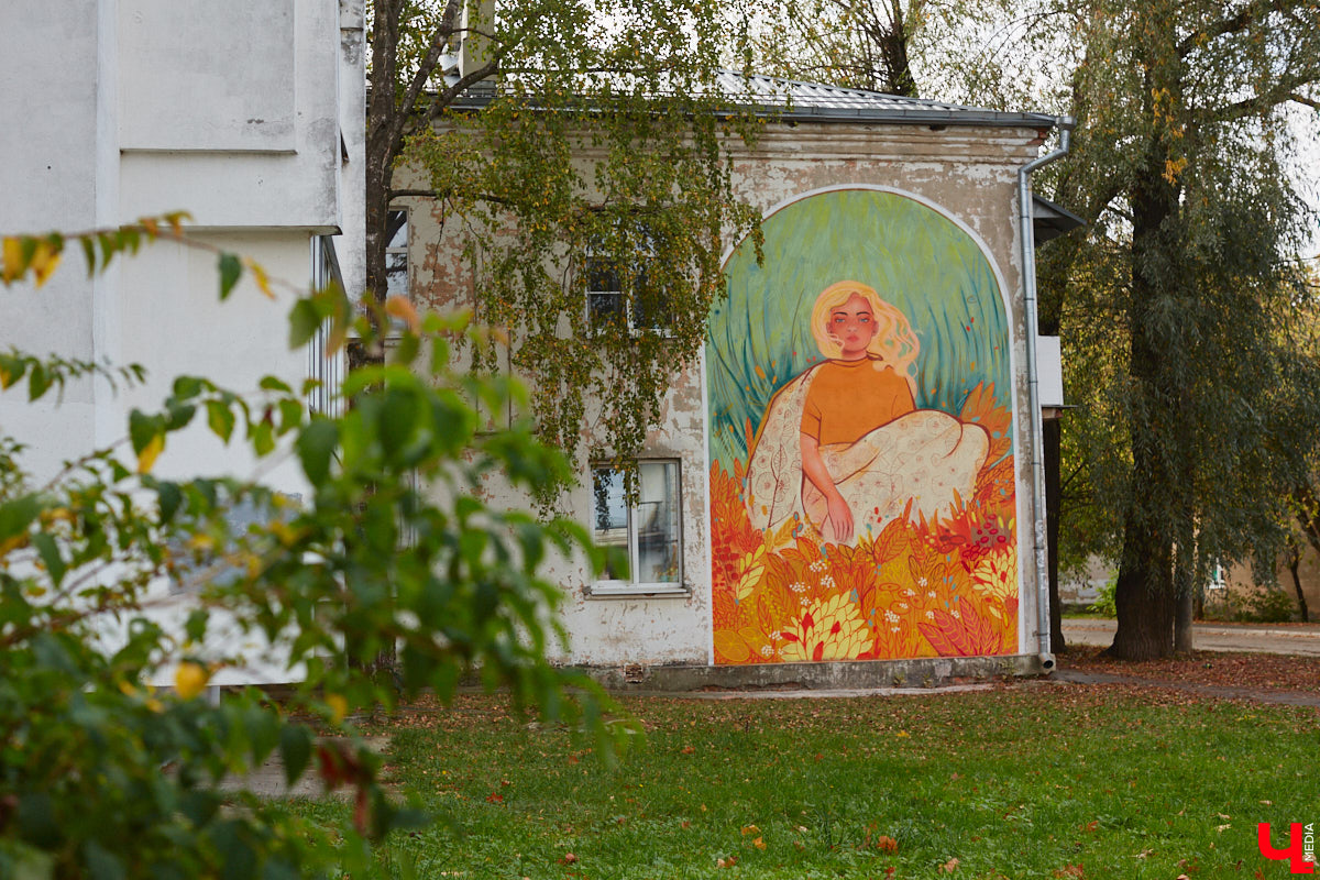 Все лето уличные художники трудились над украшением областного центра, а теперь планируют создавать в городе целые граффити-районы. Первым из таких стала улица Алябьева. Недавно там появился четвертый по счету арт. Регина Яфасова и Федор Карпов поселили на фасаде дома девушку-осень с поэтичным именем Есения.