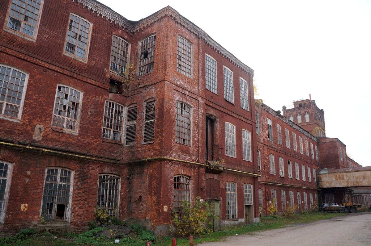 Заброшенные объекты могут вызывать разные эмоции. Архитектор из Владимира Анастасия Егорова находит в них свою прелесть. Она исследует в путешествиях по России и ближнему зарубежью отданные во власть природе здания, сооружения и комплексы. О самых мрачно-прекрасных турнаходках девушка поведала нашему изданию.