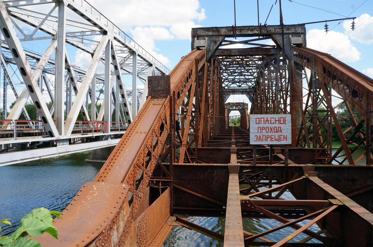 Заброшенные объекты могут вызывать разные эмоции. Архитектор из Владимира Анастасия Егорова находит в них свою прелесть. Она исследует в путешествиях по России и ближнему зарубежью отданные во власть природе здания, сооружения и комплексы. О самых мрачно-прекрасных турнаходках девушка поведала нашему изданию.