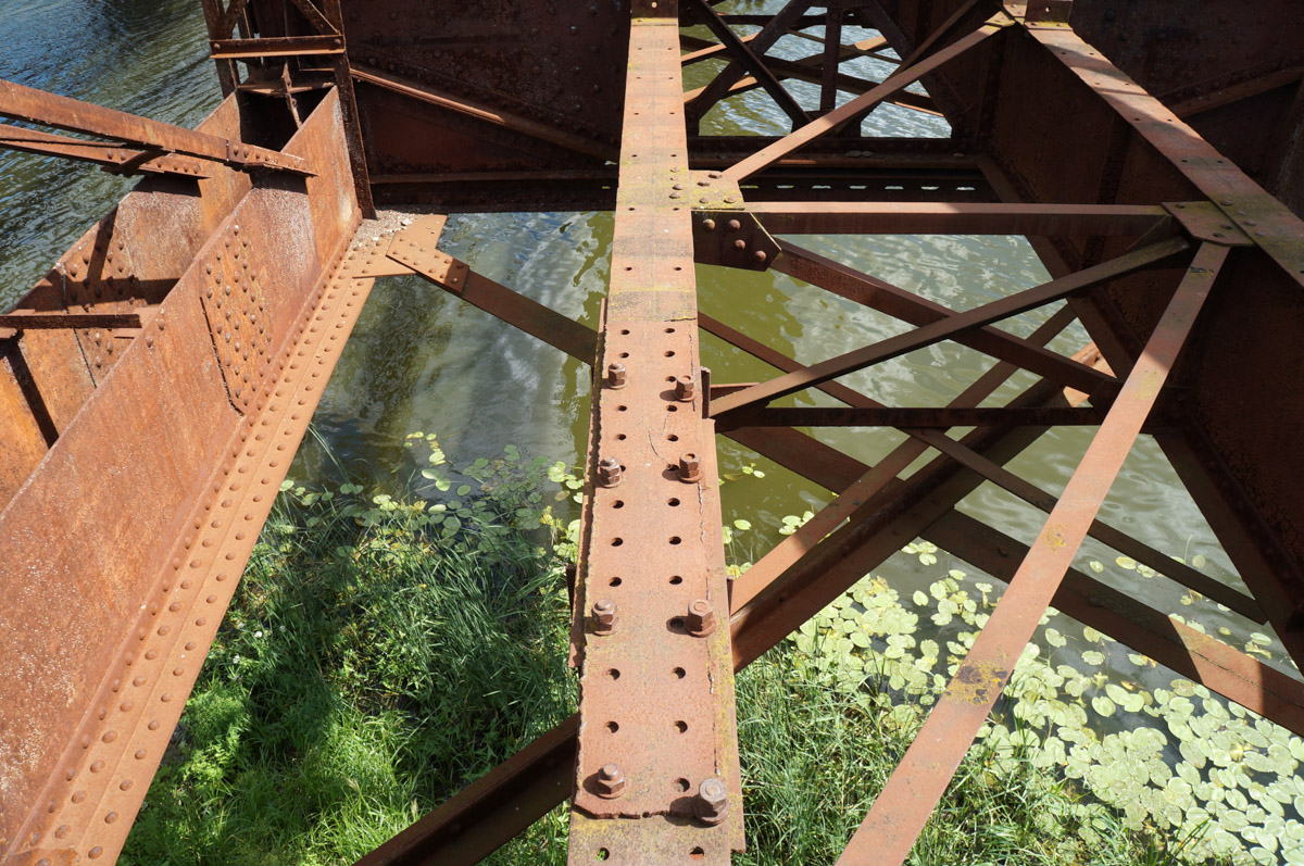 Заброшенные объекты могут вызывать разные эмоции. Архитектор из Владимира Анастасия Егорова находит в них свою прелесть. Она исследует в путешествиях по России и ближнему зарубежью отданные во власть природе здания, сооружения и комплексы. О самых мрачно-прекрасных турнаходках девушка поведала нашему изданию.