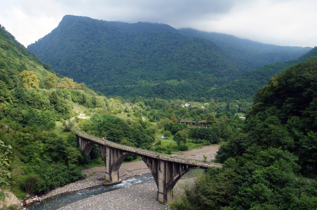 Заброшенные объекты могут вызывать разные эмоции. Архитектор из Владимира Анастасия Егорова находит в них свою прелесть. Она исследует в путешествиях по России и ближнему зарубежью отданные во власть природе здания, сооружения и комплексы. О самых мрачно-прекрасных турнаходках девушка поведала нашему изданию.