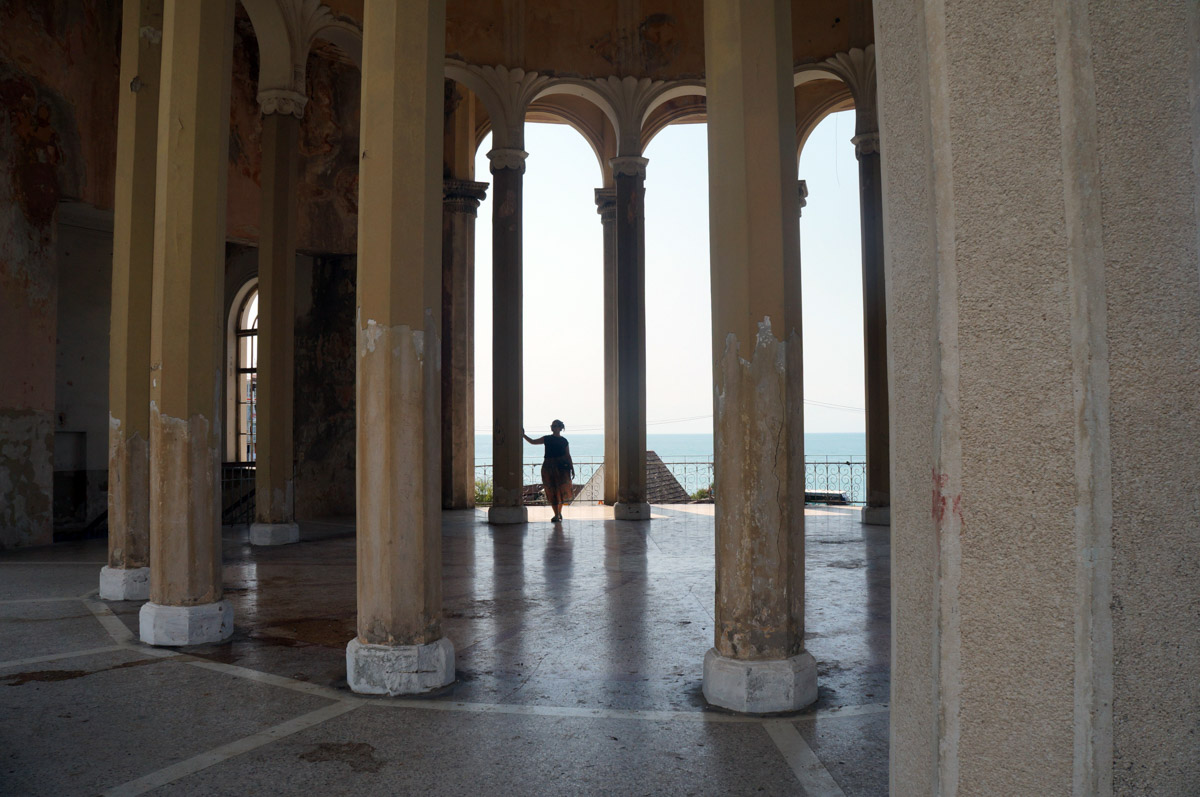 Заброшенные объекты могут вызывать разные эмоции. Архитектор из Владимира Анастасия Егорова находит в них свою прелесть. Она исследует в путешествиях по России и ближнему зарубежью отданные во власть природе здания, сооружения и комплексы. О самых мрачно-прекрасных турнаходках девушка поведала нашему изданию.