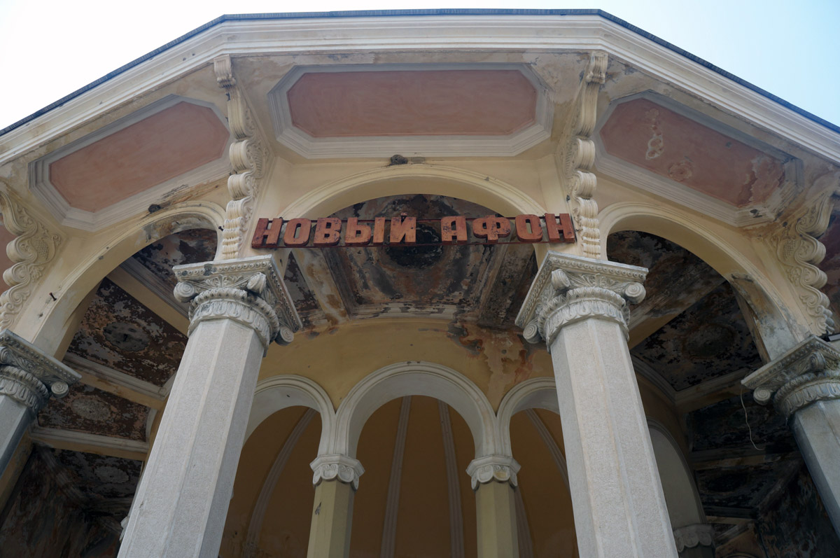 Заброшенные объекты могут вызывать разные эмоции. Архитектор из Владимира Анастасия Егорова находит в них свою прелесть. Она исследует в путешествиях по России и ближнему зарубежью отданные во власть природе здания, сооружения и комплексы. О самых мрачно-прекрасных турнаходках девушка поведала нашему изданию.