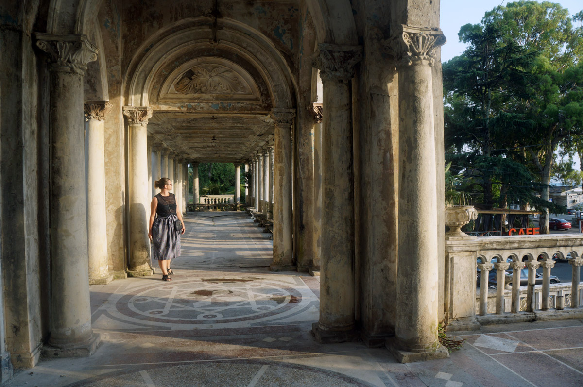 Заброшенные объекты могут вызывать разные эмоции. Архитектор из Владимира Анастасия Егорова находит в них свою прелесть. Она исследует в путешествиях по России и ближнему зарубежью отданные во власть природе здания, сооружения и комплексы. О самых мрачно-прекрасных турнаходках девушка поведала нашему изданию.