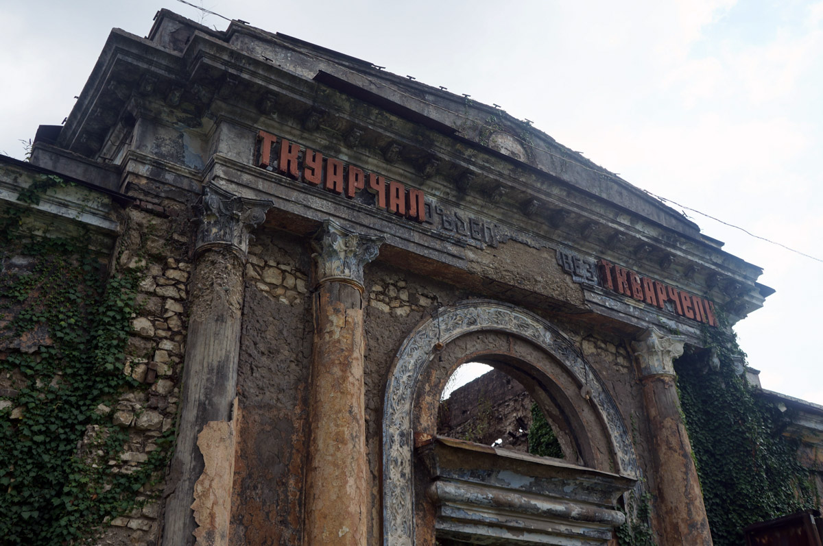 Заброшенные объекты могут вызывать разные эмоции. Архитектор из Владимира Анастасия Егорова находит в них свою прелесть. Она исследует в путешествиях по России и ближнему зарубежью отданные во власть природе здания, сооружения и комплексы. О самых мрачно-прекрасных турнаходках девушка поведала нашему изданию.