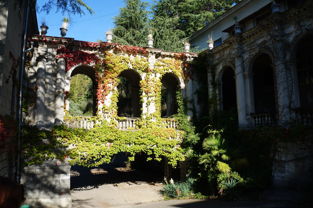 Заброшенные объекты могут вызывать разные эмоции. Архитектор из Владимира Анастасия Егорова находит в них свою прелесть. Она исследует в путешествиях по России и ближнему зарубежью отданные во власть природе здания, сооружения и комплексы. О самых мрачно-прекрасных турнаходках девушка поведала нашему изданию.