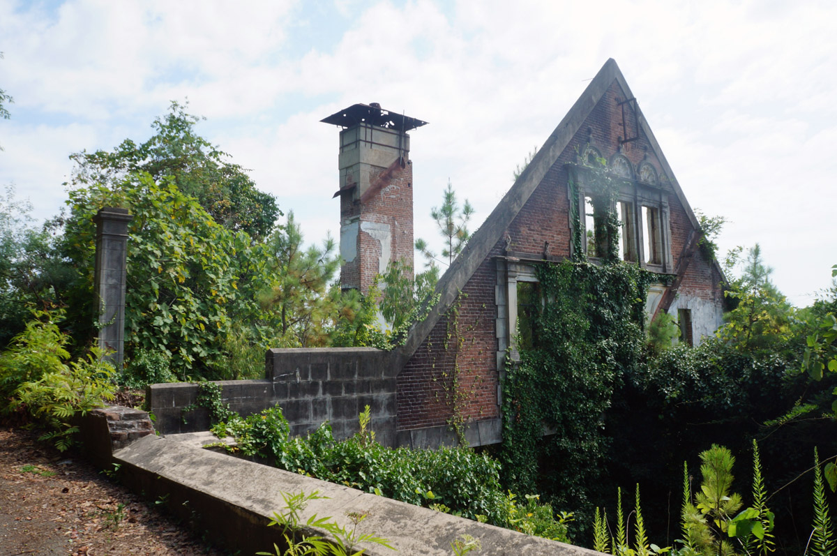 Заброшенные объекты могут вызывать разные эмоции. Архитектор из Владимира Анастасия Егорова находит в них свою прелесть. Она исследует в путешествиях по России и ближнему зарубежью отданные во власть природе здания, сооружения и комплексы. О самых мрачно-прекрасных турнаходках девушка поведала нашему изданию.