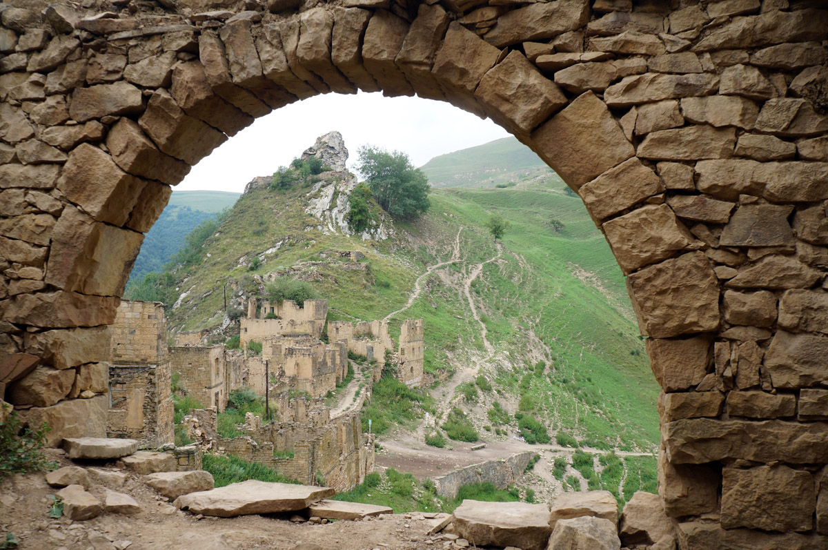 Заброшенные объекты могут вызывать разные эмоции. Архитектор из Владимира Анастасия Егорова находит в них свою прелесть. Она исследует в путешествиях по России и ближнему зарубежью отданные во власть природе здания, сооружения и комплексы. О самых мрачно-прекрасных турнаходках девушка поведала нашему изданию.