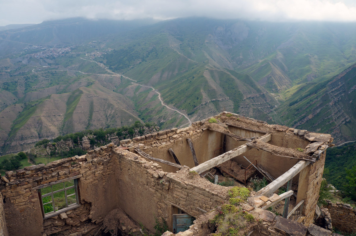 Заброшенные объекты могут вызывать разные эмоции. Архитектор из Владимира Анастасия Егорова находит в них свою прелесть. Она исследует в путешествиях по России и ближнему зарубежью отданные во власть природе здания, сооружения и комплексы. О самых мрачно-прекрасных турнаходках девушка поведала нашему изданию.