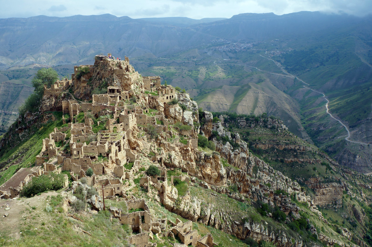 Заброшенные объекты могут вызывать разные эмоции. Архитектор из Владимира Анастасия Егорова находит в них свою прелесть. Она исследует в путешествиях по России и ближнему зарубежью отданные во власть природе здания, сооружения и комплексы. О самых мрачно-прекрасных турнаходках девушка поведала нашему изданию.