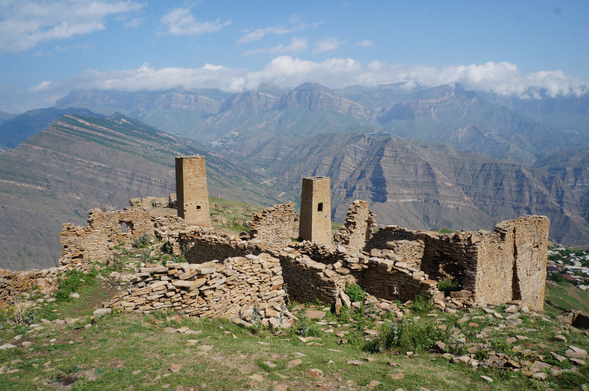 Заброшенные объекты могут вызывать разные эмоции. Архитектор из Владимира Анастасия Егорова находит в них свою прелесть. Она исследует в путешествиях по России и ближнему зарубежью отданные во власть природе здания, сооружения и комплексы. О самых мрачно-прекрасных турнаходках девушка поведала нашему изданию.