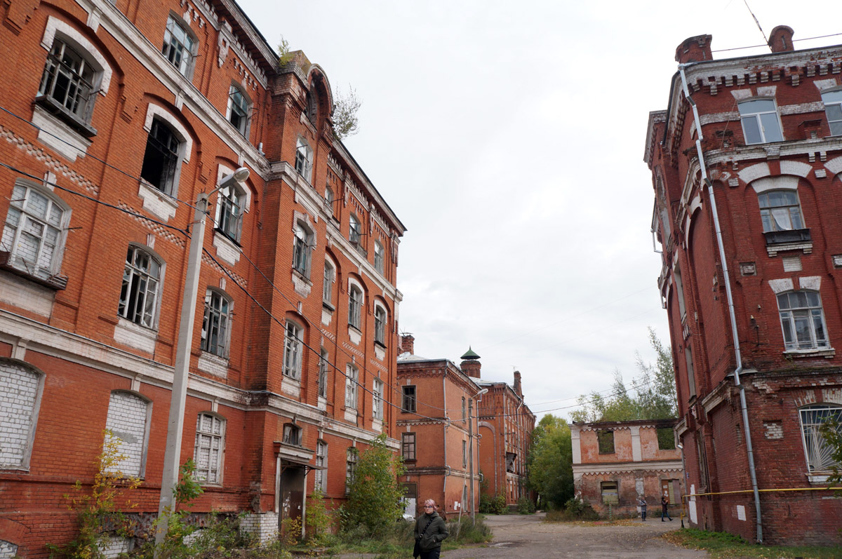 Заброшенные объекты могут вызывать разные эмоции. Архитектор из Владимира Анастасия Егорова находит в них свою прелесть. Она исследует в путешествиях по России и ближнему зарубежью отданные во власть природе здания, сооружения и комплексы. О самых мрачно-прекрасных турнаходках девушка поведала нашему изданию.