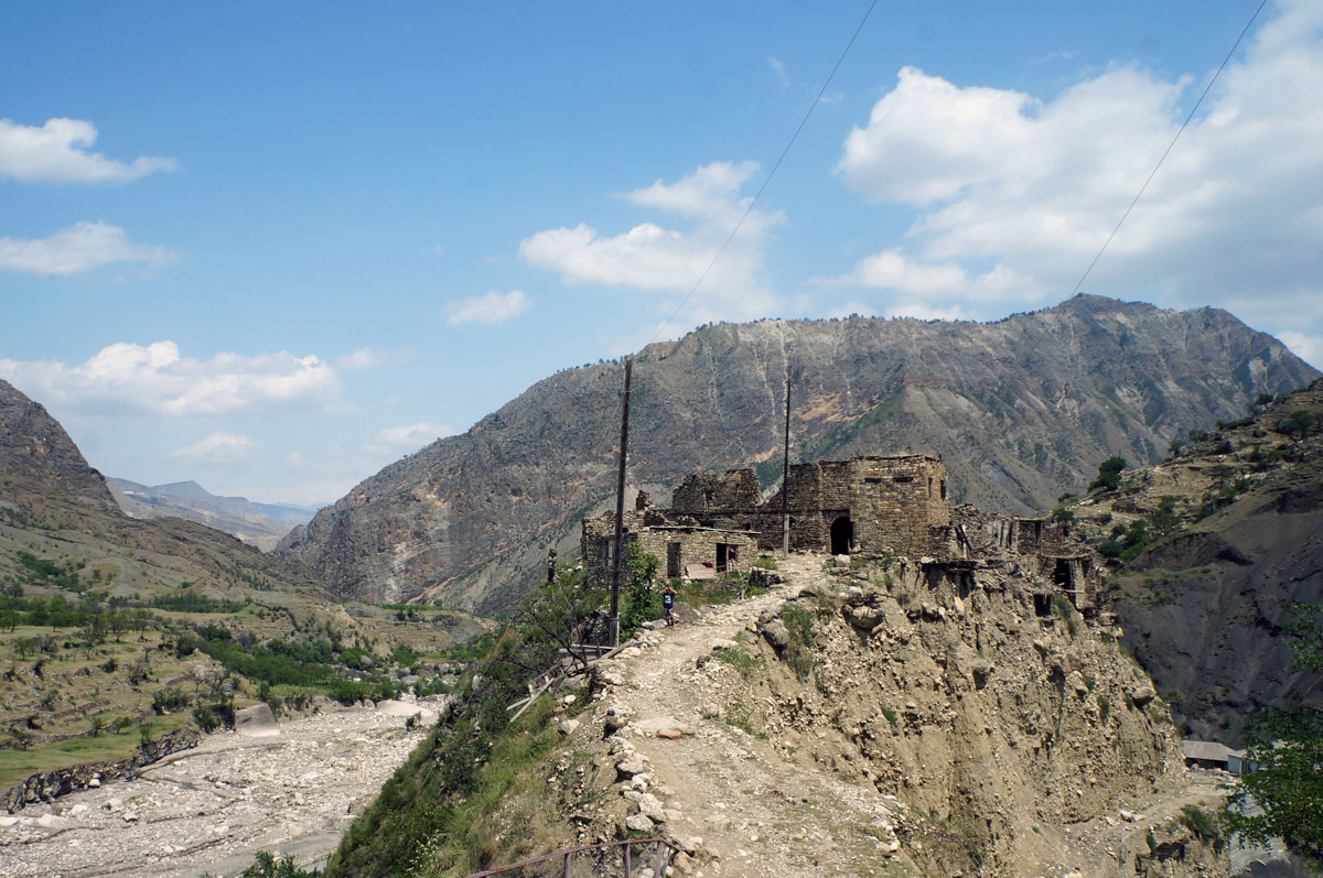 Заброшенные объекты могут вызывать разные эмоции. Архитектор из Владимира Анастасия Егорова находит в них свою прелесть. Она исследует в путешествиях по России и ближнему зарубежью отданные во власть природе здания, сооружения и комплексы. О самых мрачно-прекрасных турнаходках девушка поведала нашему изданию.