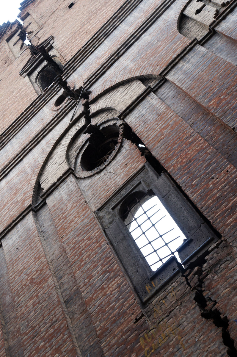 Заброшенные объекты могут вызывать разные эмоции. Архитектор из Владимира Анастасия Егорова находит в них свою прелесть. Она исследует в путешествиях по России и ближнему зарубежью отданные во власть природе здания, сооружения и комплексы. О самых мрачно-прекрасных турнаходках девушка поведала нашему изданию.