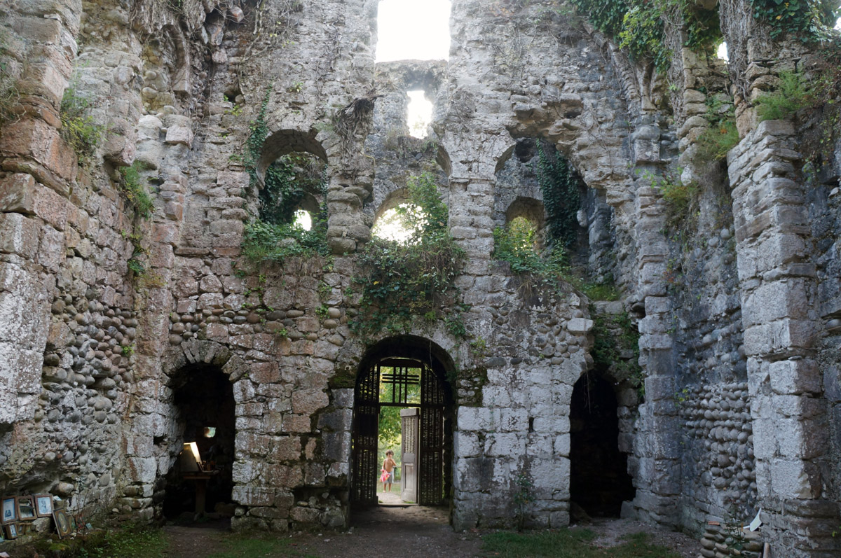 Заброшенные объекты могут вызывать разные эмоции. Архитектор из Владимира Анастасия Егорова находит в них свою прелесть. Она исследует в путешествиях по России и ближнему зарубежью отданные во власть природе здания, сооружения и комплексы. О самых мрачно-прекрасных турнаходках девушка поведала нашему изданию.