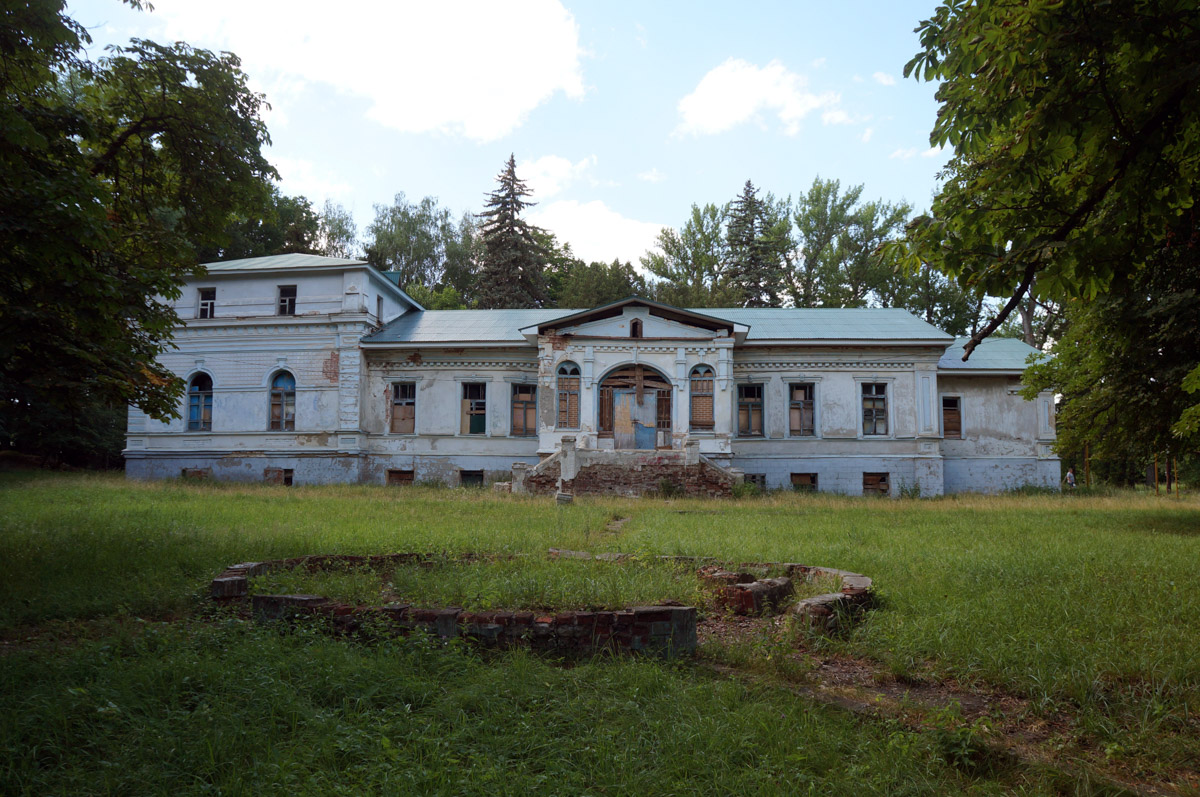 Заброшенные объекты могут вызывать разные эмоции. Архитектор из Владимира Анастасия Егорова находит в них свою прелесть. Она исследует в путешествиях по России и ближнему зарубежью отданные во власть природе здания, сооружения и комплексы. О самых мрачно-прекрасных турнаходках девушка поведала нашему изданию.