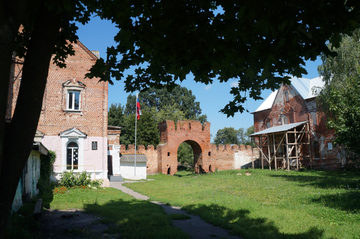 Заброшенные объекты могут вызывать разные эмоции. Архитектор из Владимира Анастасия Егорова находит в них свою прелесть. Она исследует в путешествиях по России и ближнему зарубежью отданные во власть природе здания, сооружения и комплексы. О самых мрачно-прекрасных турнаходках девушка поведала нашему изданию.