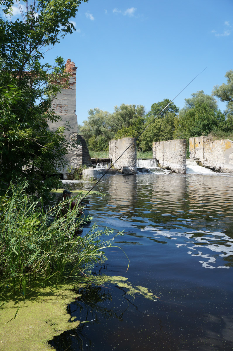 Заброшенные объекты могут вызывать разные эмоции. Архитектор из Владимира Анастасия Егорова находит в них свою прелесть. Она исследует в путешествиях по России и ближнему зарубежью отданные во власть природе здания, сооружения и комплексы. О самых мрачно-прекрасных турнаходках девушка поведала нашему изданию.